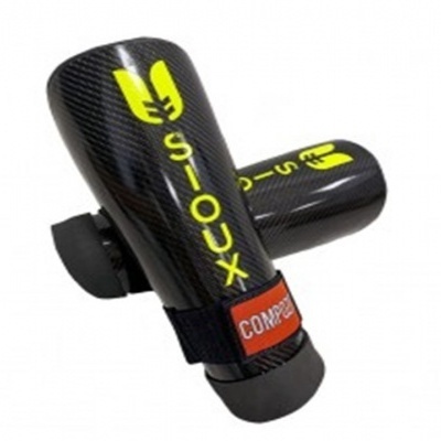 Caneleiras pretas com textura tipo fibra de carbono e logotipo amarelo SIOUX