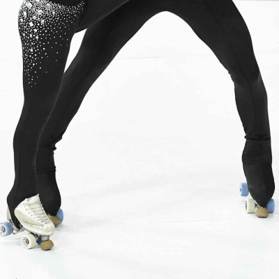 Duas pessoas usando patins e collants pretos sobre superfície branca