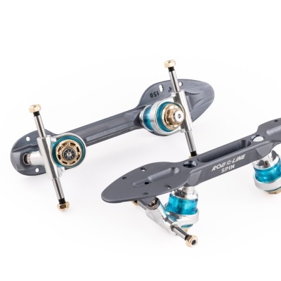 Patins com rodas azuis em fundo branco