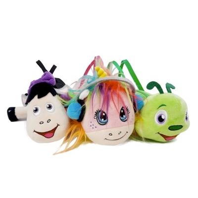 Três mochilas infantis coloridas em pelúcia com faces de animais e criaturas fantásticas