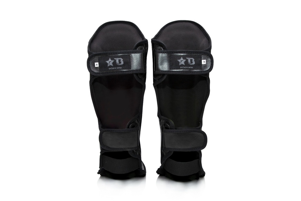 FXB - Shinguards BK Proteções para canela e pé pretas com velcro e texto exclusive series
