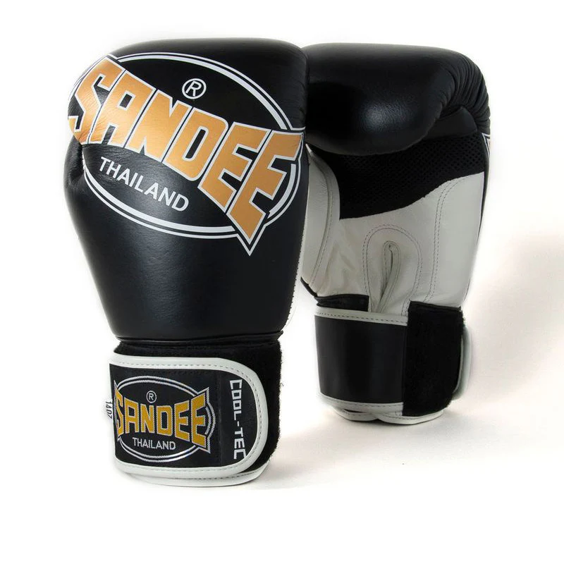 Sandee Cool Tec - Preto PU Par de luvas de boxe pretas e brancas com texto SANDEE THAILAND
