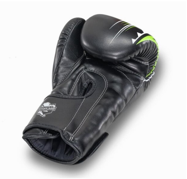 King Pro Boxing - Spartan 5 Luva de boxe preta com detalhes verdes em fundo branco