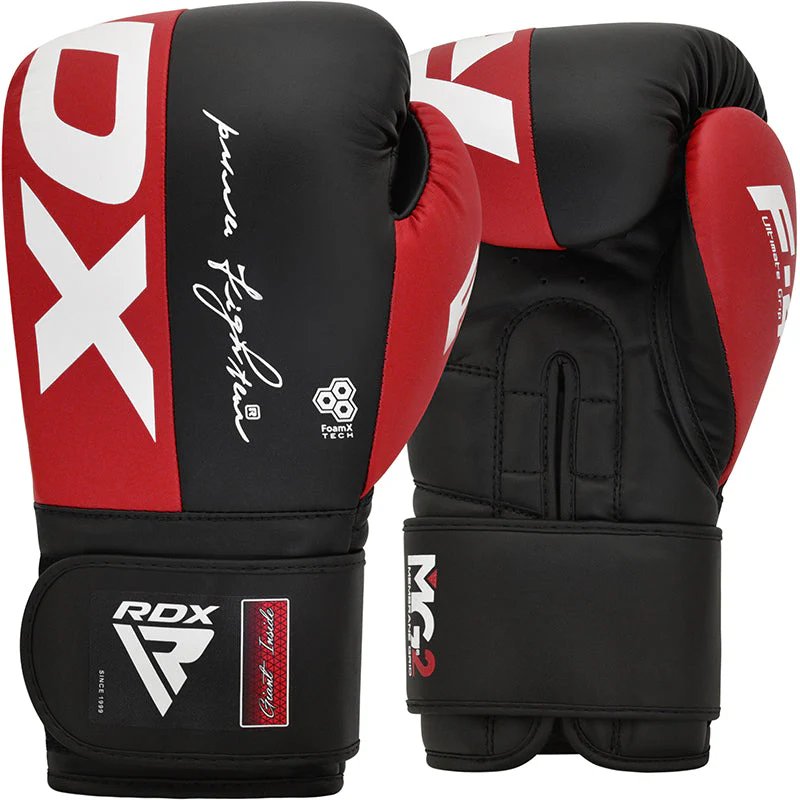 Luvas de boxe pretas e vermelhas com textos RDX e FoamX.