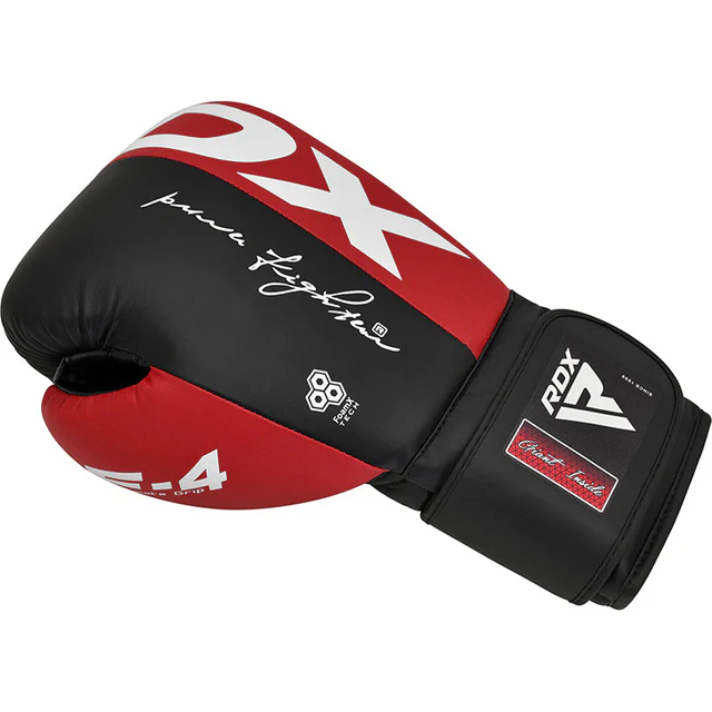 Luva de boxe RDX vermelha e preta com texto e detalhes brancos