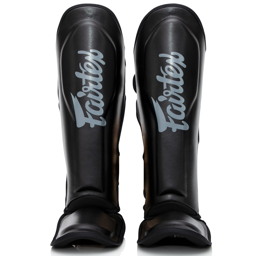 FXB - Shinguards BK Par de caneleiras pretas com logo Fairtex