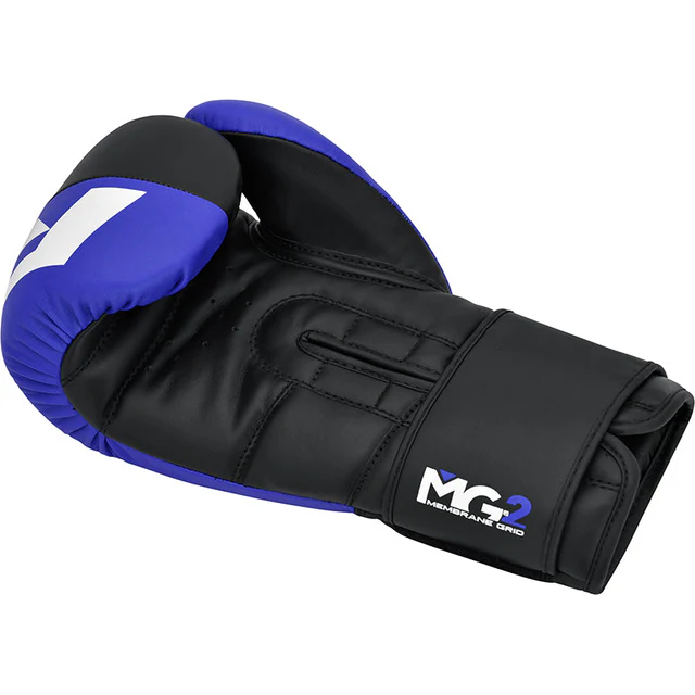 Luvas de boxe preto e azul com etiqueta MG2