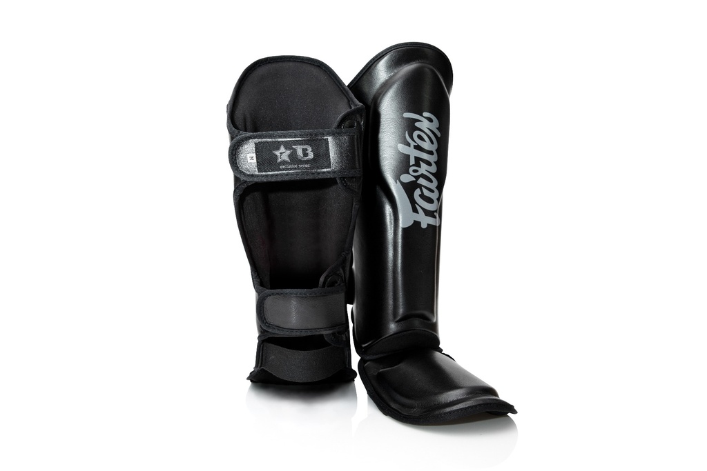 FXB - Shinguards BK Par de caneleiras pretas com inscrição Fairtex