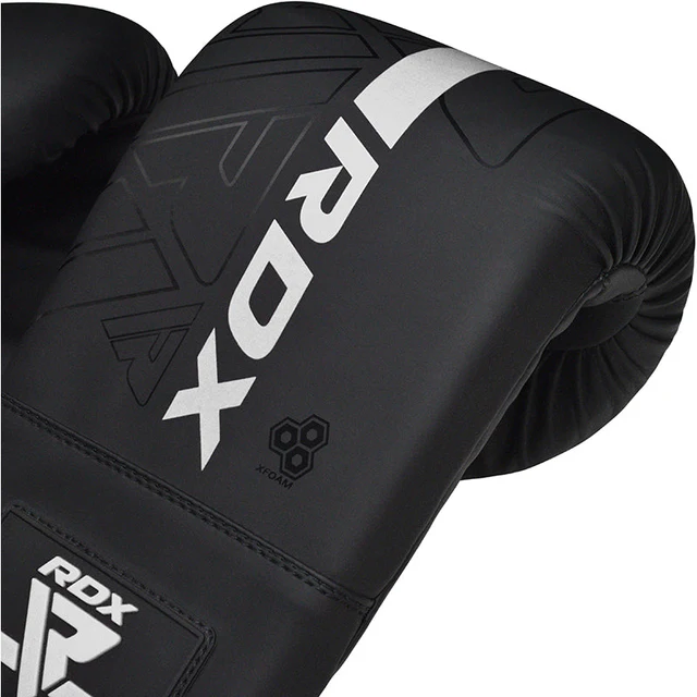 Luvas de boxe pretas com a marca RDX em branco
