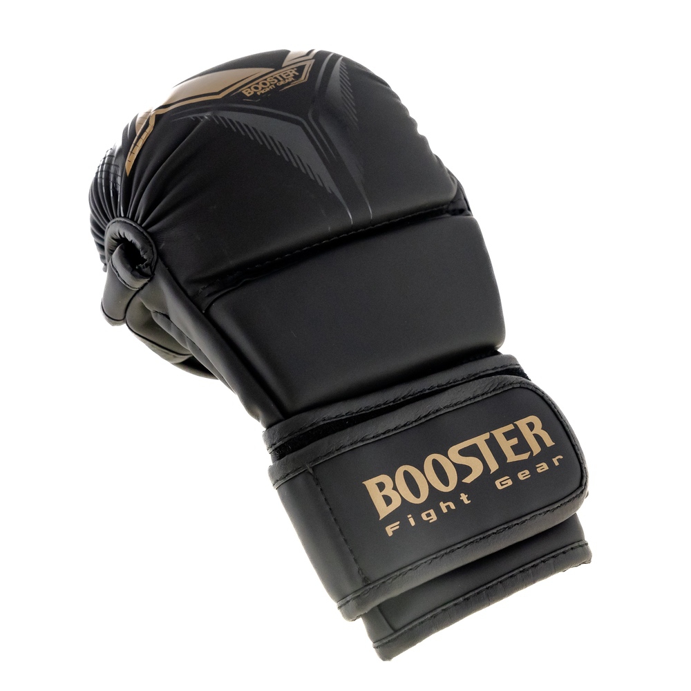 Booster Bangkok Series MMA Luvas de boxe pretas com detalhes dourados e texto BOOSTER Fight Gear