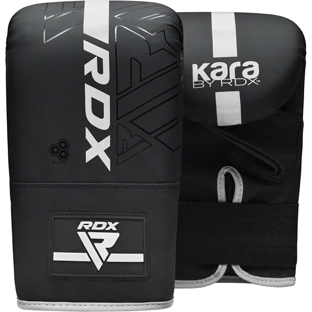 Luvas de boxe pretas com texto branco RDX e KARA BY RDX