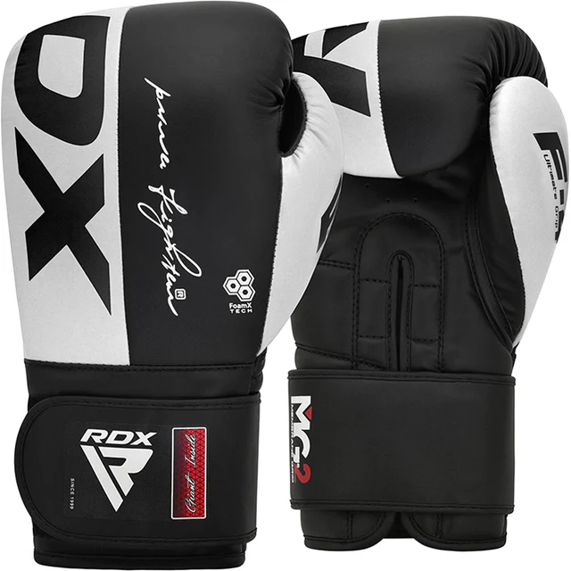 Luvas de boxe preto e branco com logotipos e texto