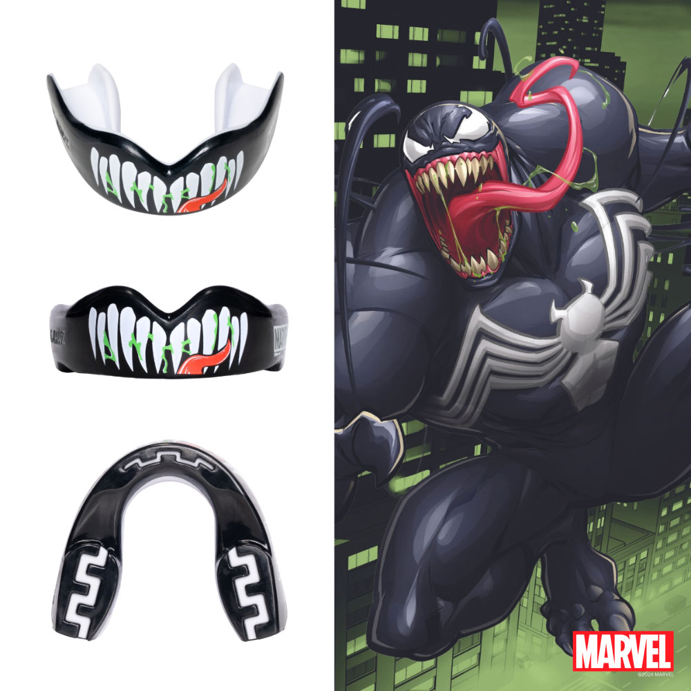 Bocal SAFEJAWZ Marvel Venom Protetor bucal preto com design de dentes e língua inspirado no Venom da Marvel junto a arte digital do Venom