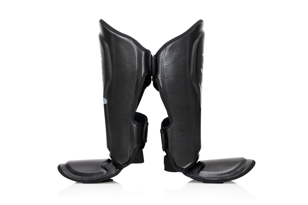 FXB - Shinguards BK Protetores de canela e peito do pé negros em fundo branco