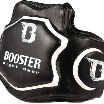 Protetor corporal de treino preto e branco com texto BOOSTER fight gear
