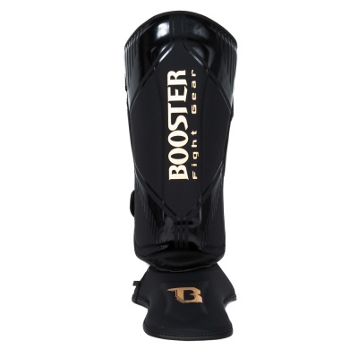 Proteção preta para canela e pé com texto BOOSTER Fight Gear em dourado