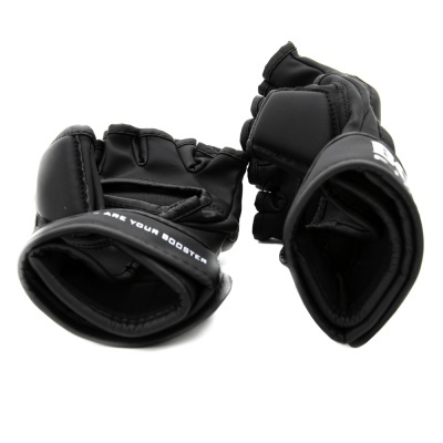 Par de luvas desportivas pretas com dedos expostos e fecho em velcro