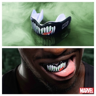 Protetor bucal preto com design de dentes brancos e língua vermelha estilo Venom