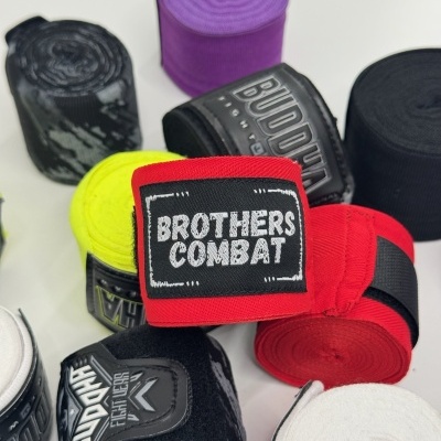 Vários rolos de bandagens desportivas coloridas com etiquetas