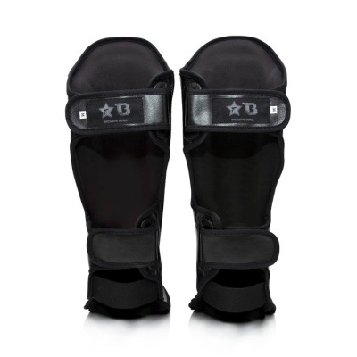 Proteções para canela e pé pretas com velcro e texto exclusive series