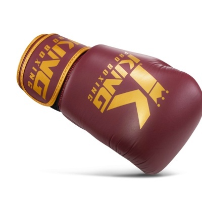 Luvas de boxe bordô com texto amarelo e fecho em velcro na mesma cor
