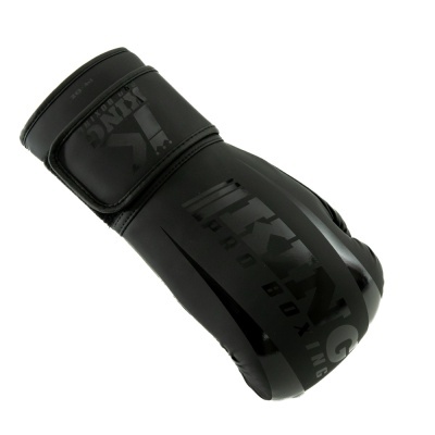 Luva de boxe preta com texto IKING e WARRIOR BOXING