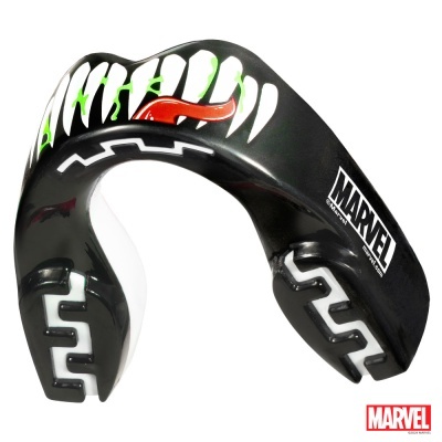 Protetor bucal preto com desenho de dentes, língua vermelha e logo MARVEL