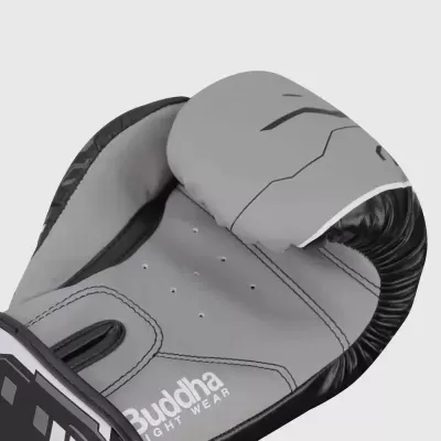 Luva de boxe cinzenta e preta com texto e padrão geométrico