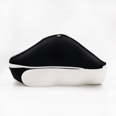 Suporte ergonómico preto e branco com rótulo pequeno