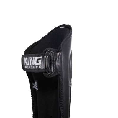 Protetor de canela preto com fecho de velcro e texto KING PRO BOXING