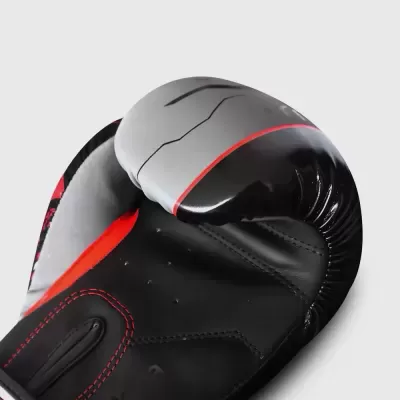 Luvas de boxe pretas e cinzentas com detalhes vermelhos