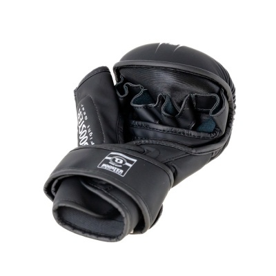 Luva de treino preta com velcro e texto Booster em fundo branco