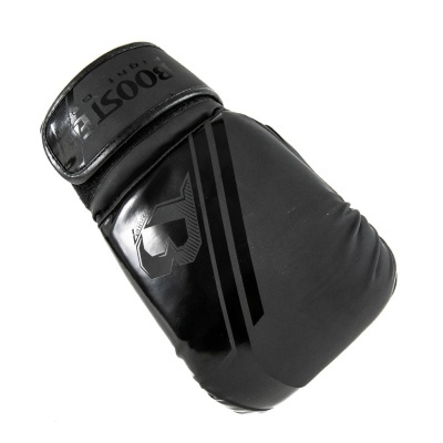 Luvas de boxe pretas com correia de velcro e texto BOOST FIGHT
