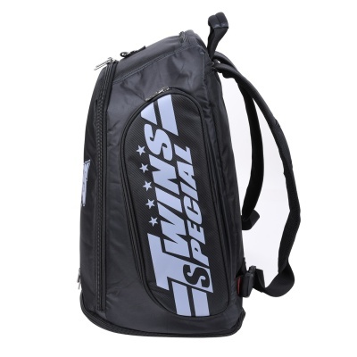 Mochila preta com grafismo branco TWINS SPECIAL na lateral e fechos em metal