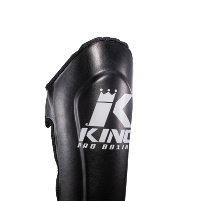Proteção para canela preta com logo KING PRO BOXING