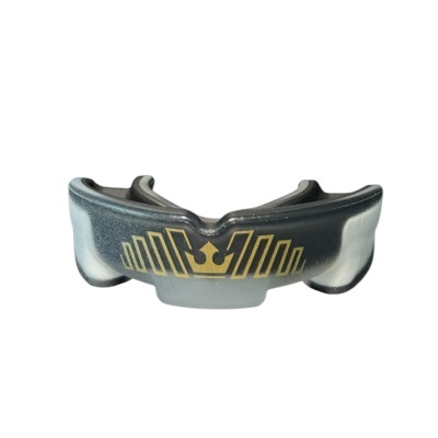 Protetor bucal desportivo preto e cinza com estampa dourada de coroa