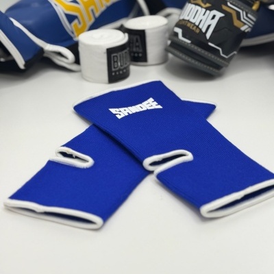 Luvas azuis SANDEE com bandagens BUDDHA e luvas de boxe em fundo branco
