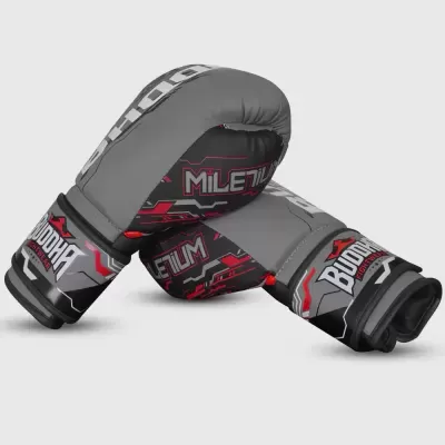 Luvas de boxe cinza com detalhes vermelhos e pretos e logotipos