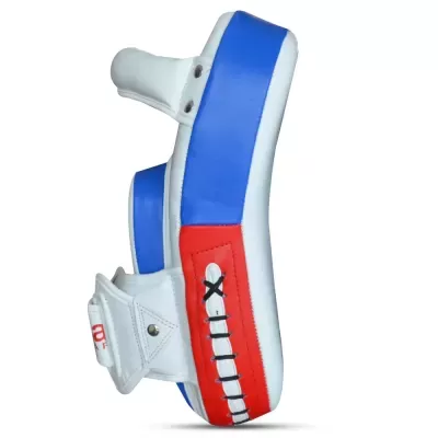 Luvas de boxe brancas com detalhes azuis e vermelhos e padrão x preto