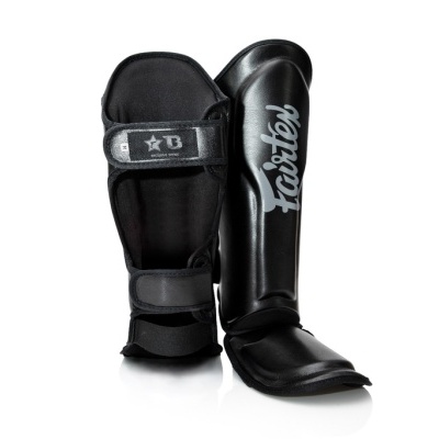 Par de caneleiras pretas com inscrição Fairtex
