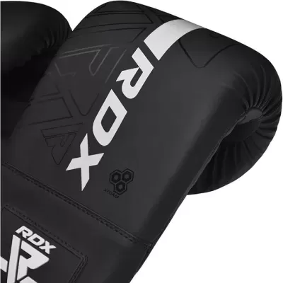 Luvas de boxe pretas com a marca RDX em branco