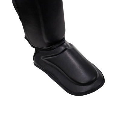 Protetor preto almofadado para canela ou pé com costuras visíveis
