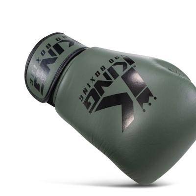 Luvas de boxe verdes KING PRO BOXING com logo preto em fundo branco.