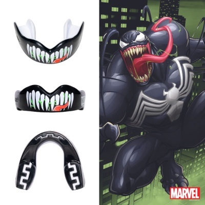 Protetor bucal preto com design de dentes e língua inspirado no Venom da Marvel junto a arte digital do Venom