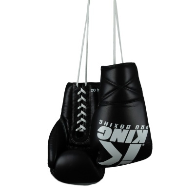 Luvas de boxe pretas em couro com texto branco KING PRO BOXING penduradas