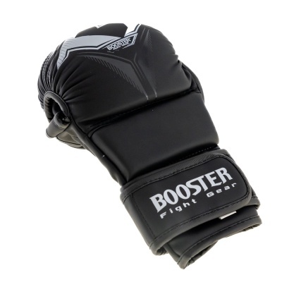 Luva de boxe preta com texto BOOSTER Fight Gear