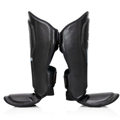 Protetores de canela e peito do pé negros em fundo branco