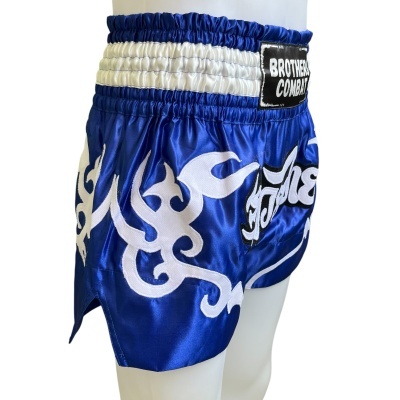 Calção de combate azul com padrões brancos e etiquetas pretas