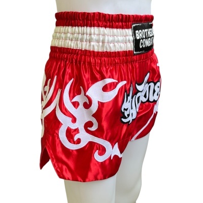 Calções de boxe vermelhos com padrões brancos e etiqueta preta