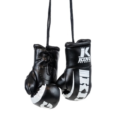 Luvas de boxe pretas com detalhes brancos penduradas